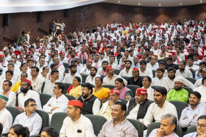 पार्टी मुख्यालय में उपस्थित सपा कार्यकर्ता व नेतागण