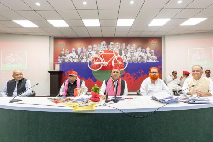 पार्टी मुख्यालय में कार्यकर्ताओं को संबोधित करते अखिलेश यादव