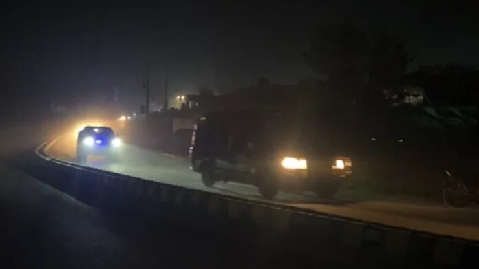 पाकिस्तान की पुलिस ने  21 अगस्त को सूरज निकलने से पहले कड़ी सुरक्षा के बीच पीटीआई संस्थापक इमरान खान को रावलपिंडी की आदियाला जेल से निकालकर शिफा अस्पताल इस्लामाबाद पहुंचाया । फोटो - जियो न्यूज