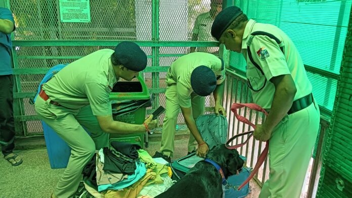 जांच करती डॉग स्क्वॉयड की टीम