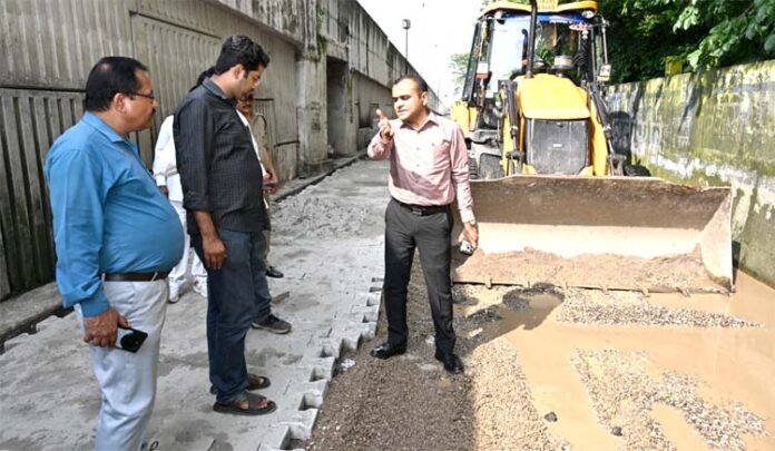 निरीक्षण करते डीएम मयूर दीक्षित