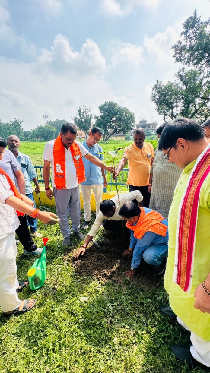 बीएलडब्ल्यू में पौधारोपण करते महापौर