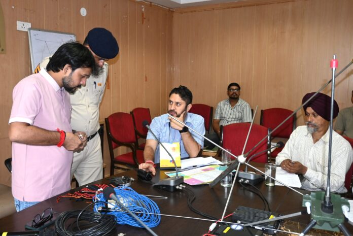 विभिन्न प्रकार के एंटीना, उनकी कार्यप्रणाली के बारे जानकारी देते हुए।