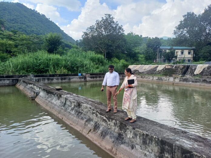 अलसू मत्स्य फार्म का निरीक्षण करते हुए ओमकांत ठाकुर।