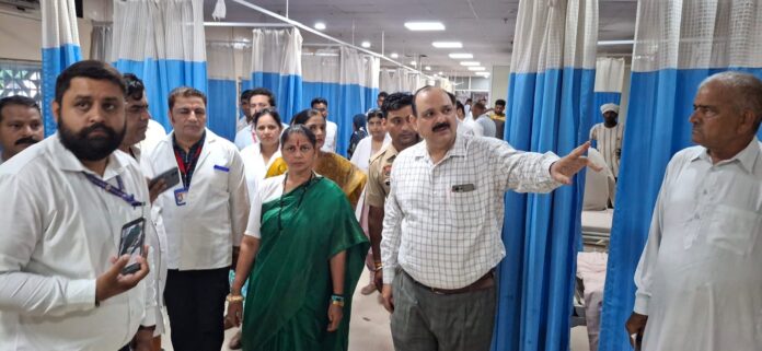 निरीक्षण करते हुए हरियाणा राज्य महिला आयोग की उपाध्यक्ष मीना परमार।