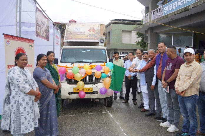 मुख्यमंत्री उद्यमशाला योजना की आईईसी वैन को हरी झंडी दिखाते अतिथि एवं अधिकारी।