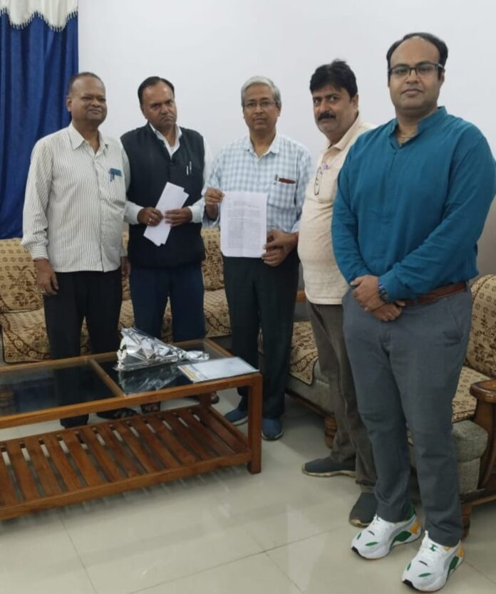 डीआरएम सेे भेट करता प्रतिनिधिमंडल