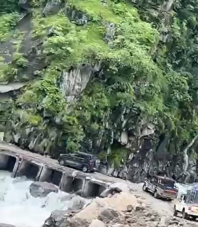धारचूला तवा घाट मार्ग पर यातायात बहाल।
