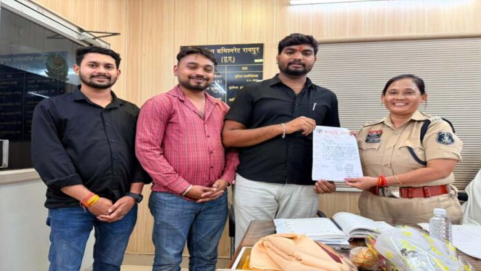 धर्मांतरण को लेकर पुलिस अधिकारी को ज्ञापन सौंपते बजरंग दल के कार्यकर्ता