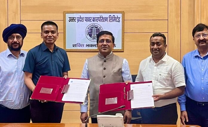 मध्य प्रदेश और उत्तर प्रदेश के बीच हुए एमओयू का आदान-प्रदान करते हुए अधिकारी