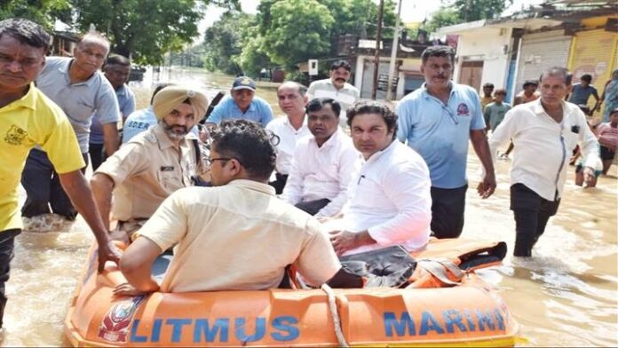 विधायक, कलेक्टर और पुलिस अधीक्षक ने बाढ़ प्रभावित क्षेत्रों का लिया जायजा