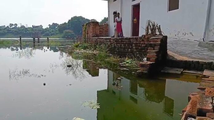 वरूणा के तटवर्ती क्षेत्र में बाढ़ का पानी