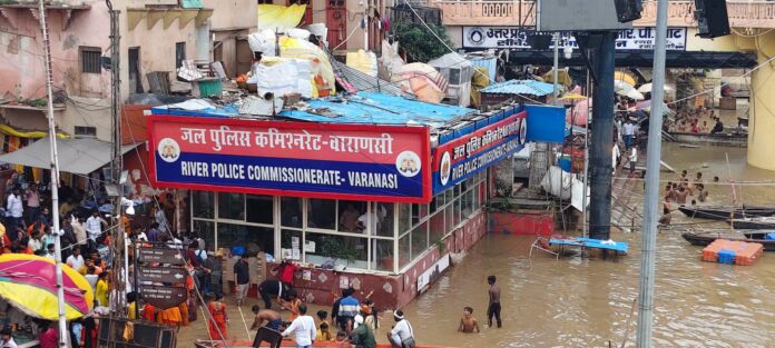 दशाश्वमेघ जलपुलिस के पास का नजारा