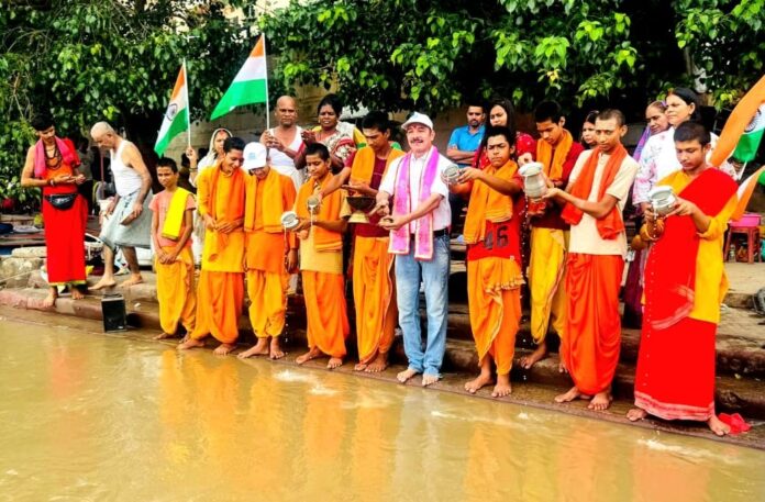 सिंधियाघाट पर मां गंगा का आराधना करते बटुक