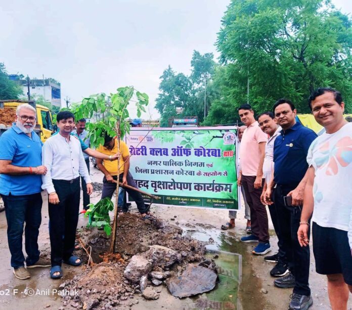 एक पेड़ मां के नाम अभियान के तहत रोटरी क्लब ने निगम के साथ किया वृक्षारोपण