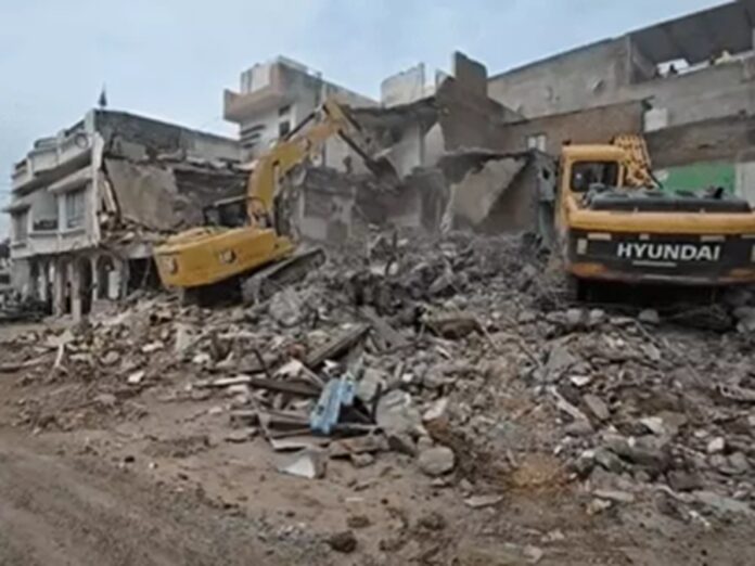 उज्जैन महाकाल मंदिर मार्ग पर 16 मकानों पर चला बुलडोजर
