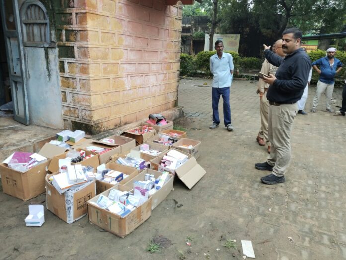 प्रधानमंत्री जन औषधि केंद्र में जांच के दौरान मिली 19 पेटी प्राइवेट दवाएं।
