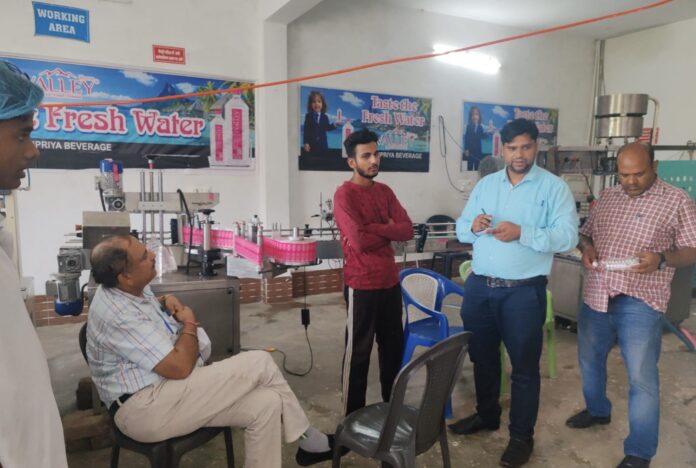 फरीदपुर में पैकेज्ड ड्रिंकिंग वाटर की जांच करती खाद्य सुरक्षा विभाग की टीम।