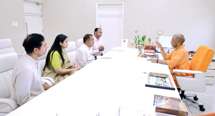 लखनऊ में मुख्यमंत्री से की शिष्टाचार भेंट करते विधायक ठाकुर रामवीर सिंह