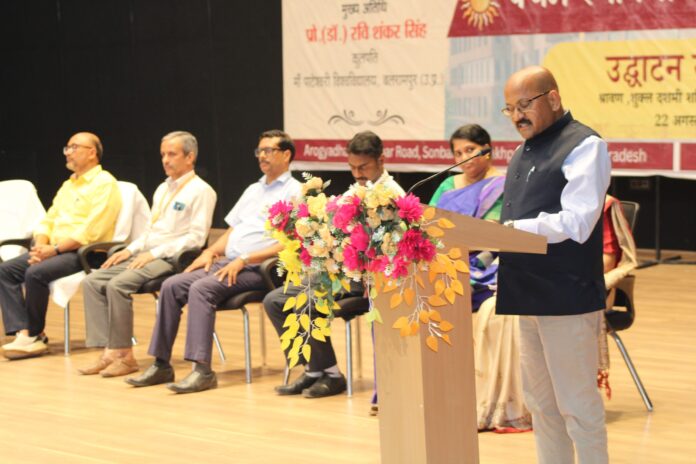 एमजीयूजी स्थापना दिवस सप्ताह के शुभारंभ अवसर पर मुख्य अतिथि प्रो. रवि शंकर सिंह व कुलपति लेफ्टिनेंट जनरल डॉ. भूपेश कुमार गोयल।