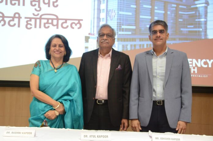 प्रेस वार्ता के दौरान जानकारी देते डॉक्टर