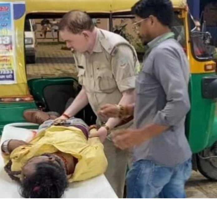 मृतक को गोलमुरी थाना प्रभारी संजय सुमन उठाते