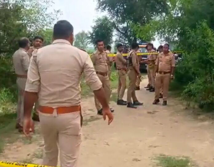 घटना स्थल की जांच करती पुलिस टीम