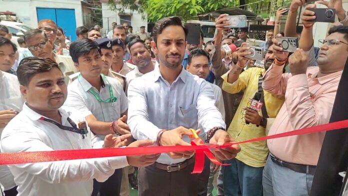 पासपोर्ट कैंप का उद्घाटन करते डीएम