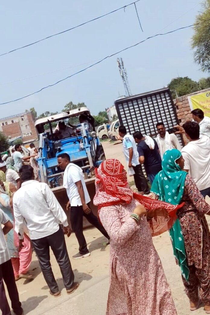 फतेहाबाद। डोर टू डोर गाडिय़ां निकालने का विरोध करते सफाई कर्मचारी।