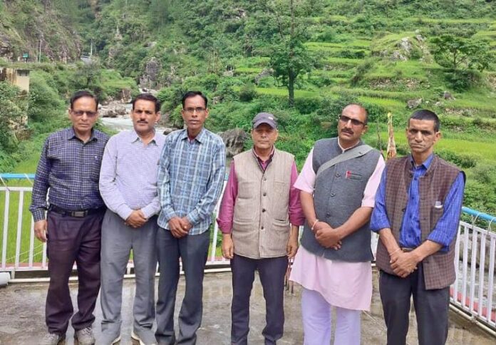 फोटो-23एनटीएच06 टिहरी के कौडार में बैठक के दाैरान माैजूद जलकुर घाटी जन विकास समिति के पदाधिकारी।
