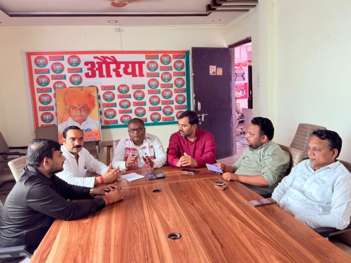 फोटो। बैठक करते हुए जिला अध्यक्ष