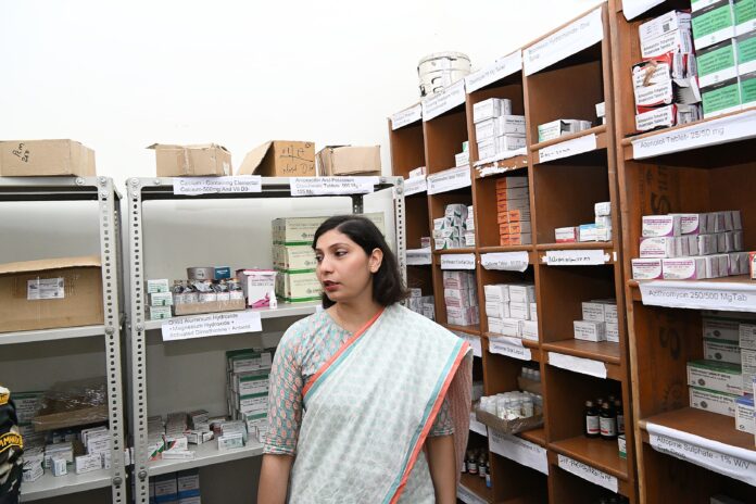 निरीक्षण करती डीएम साहिला