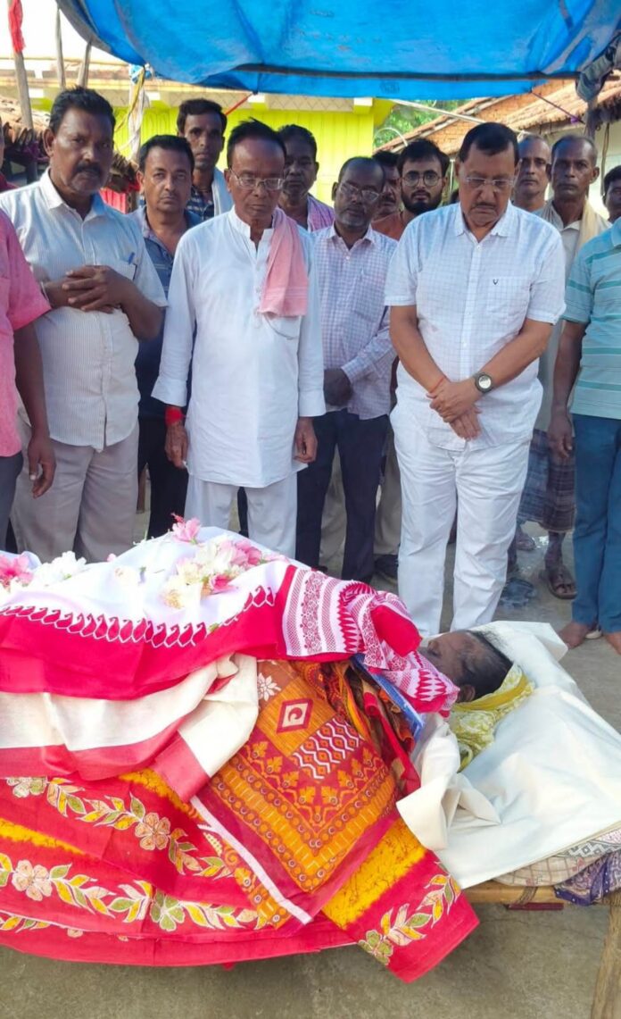 पूर्व विधानसभा अध्यक्ष शशांक शेखर भोक्ता पहुंचे नरसिंह मुर्मू के आवास, जताई शोक संवेदना