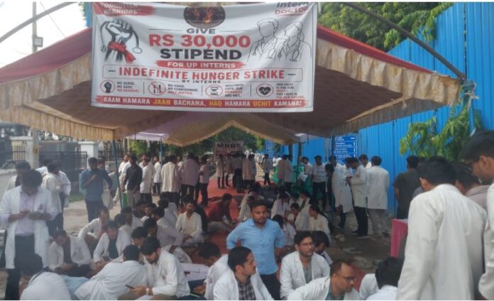 केजीएमयू के एमबीबीएस इंटर्न का प्रदर्शन