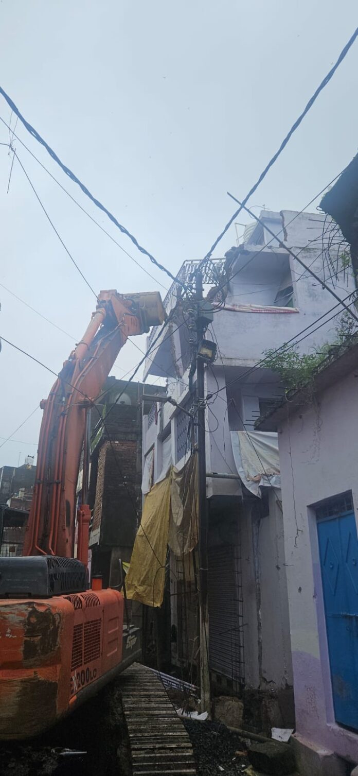जनहानि एवं मानसून को देखते हुए,  जर्जर भवन हटाकर संभावित हादसे को टाला गया