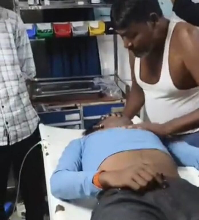 फ़ोटो। अस्पताल में भर्ती युवक