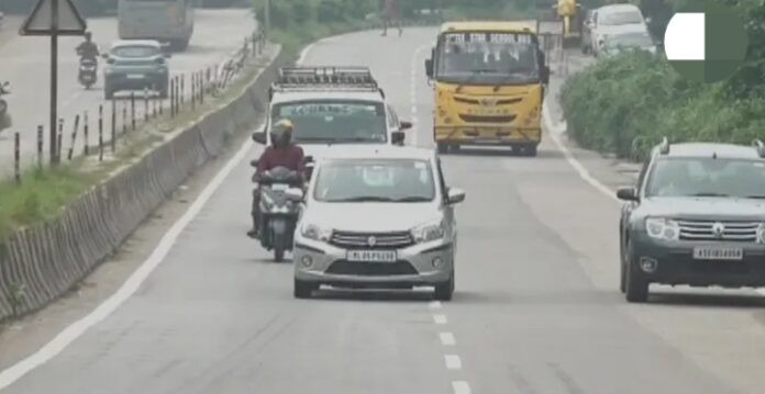 मेघालय में सामान्य रूप से चल रहे वाहनों की तस्वीर।