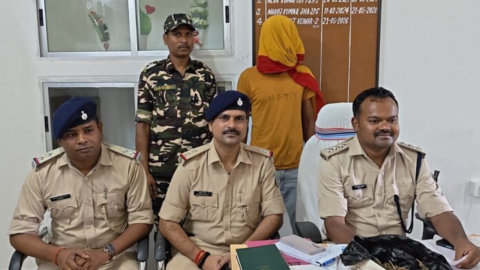 गिरफ्तार किराना दुकानदार और पलामू पुलिस