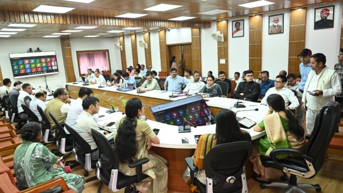 फोटो-24एनटीएच08 नई टिहरी में अधिकारियों की बैठक लेती डीएम नितिका खंडेलवाल।