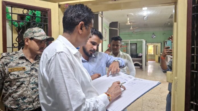 दमोह में कलेक्टर के औचक निरीक्षण, वृद्धाश्रम में बुजुर्गों से संवाद; जिला सहकारी बैंक में 22 कर्मचारी अनुपस्थित