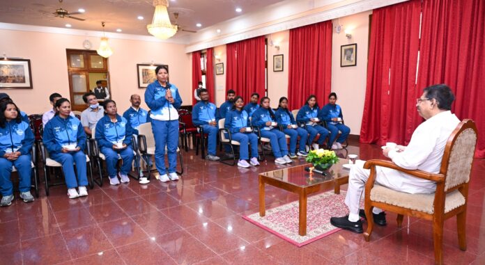 माउंट यूनाम पर चढ़ाई करने वाली ओडिशा की महिला पर्वतारोहियों ने राज्यपाल से की मुलाकात