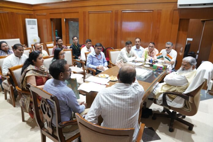 हरियाणा के श्रम मंत्री अनिल विज अधिकारियों की बैठक लेते हुए