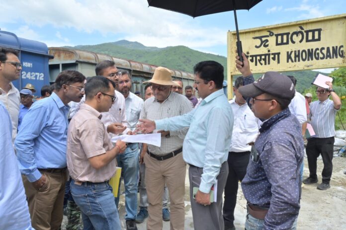 जिरिबाम–इंफाल नई रेल लाइन परियोजना का किया निरीक्षण करते पूसीरे (निर्माण) के महाप्रबंधक।
