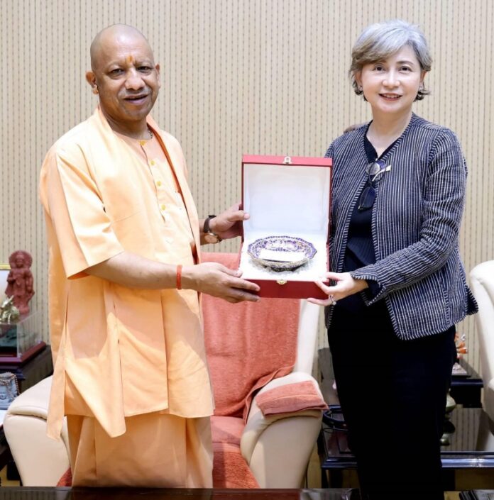थाईलैंड की राजदूत से मिलते मुख्यमंत्री योगी