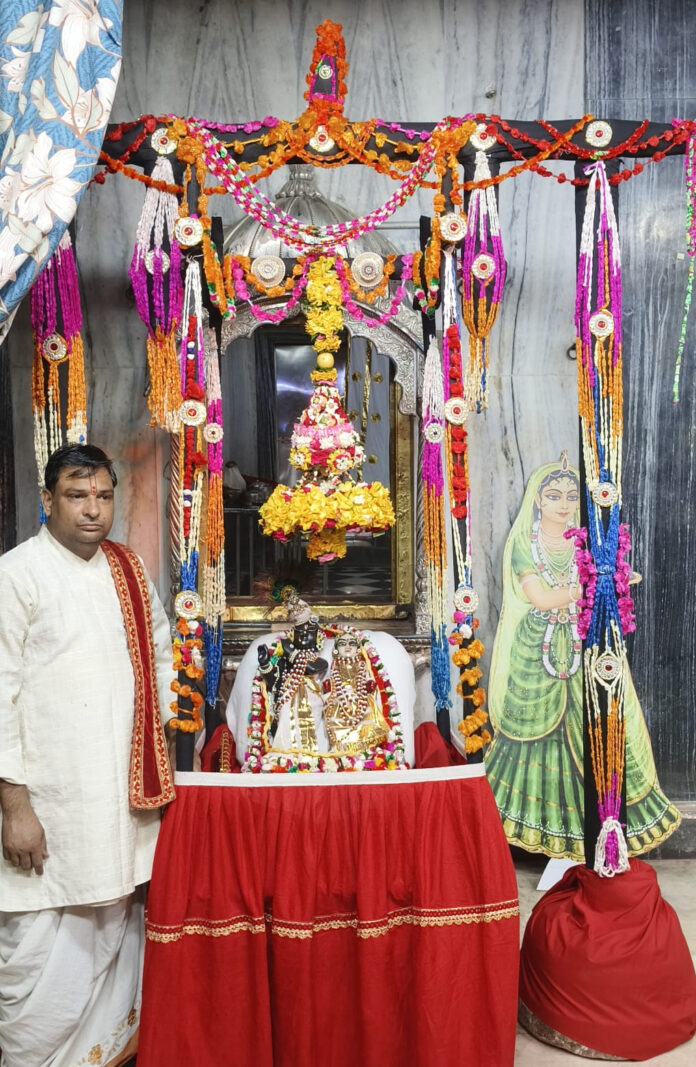 हिंडोले में विराजमान होकर भक्तों को दर्शन देते हुए ठाकुरजी महाराज
