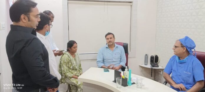 चिकित्सों से मजदूरों की स्थित की जानकारी लेते सुदेश