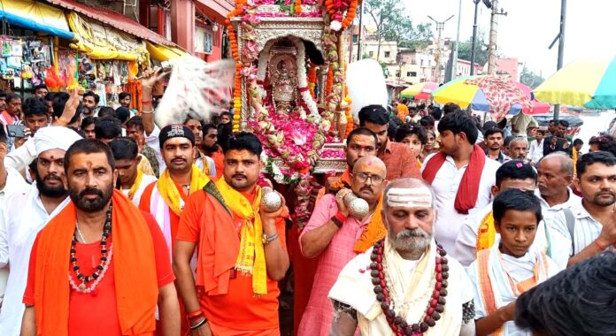 चित्रकूट में धूमधाम से निकाली गई राजाधिराज स्वामी मत्तगजेंद्रनाथ सरकार क़ी पालकी यात्रा