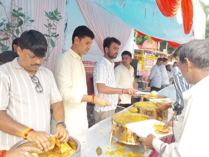 श्रद्धालुओं को लंगर परोसते बीजेपी नेता रवि बाजपेयी