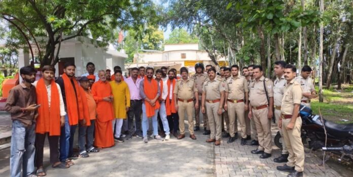 पुलिस के रोकने पर खड़े समिति के सदस्य
