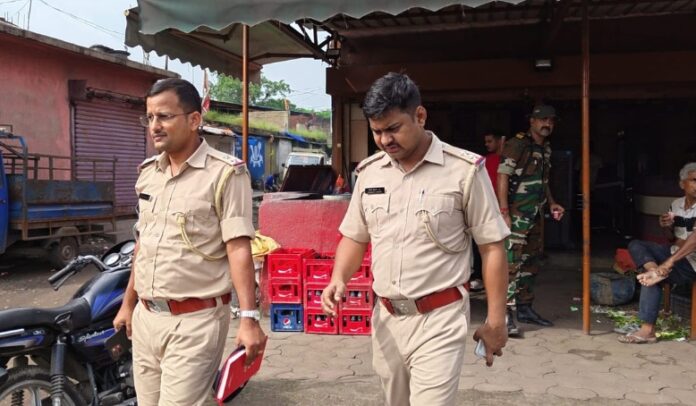 मृतक चंदन गिरी और जांच करते पुलिस पदाधिकारी